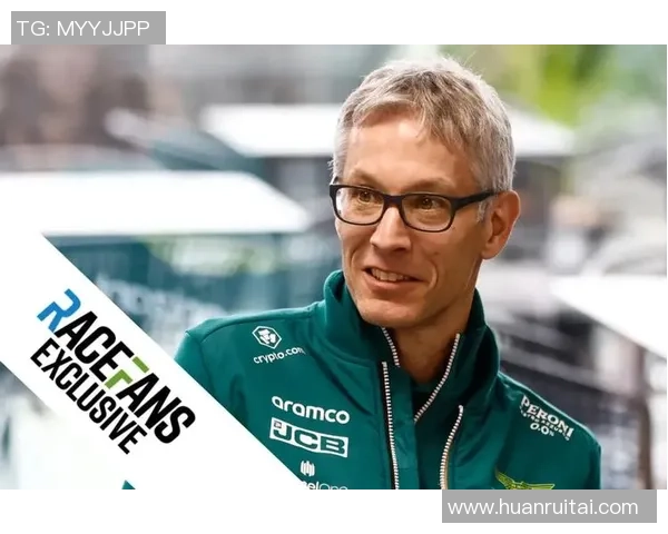 足球明星驾驭阿斯顿马丁展现风采与速度的完美结合